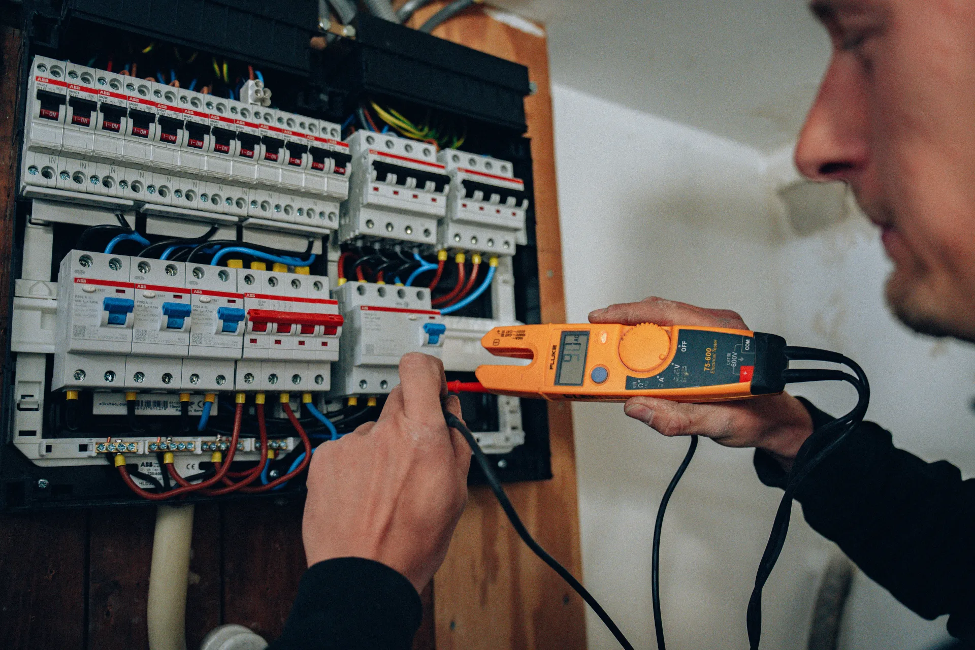 Monteur inspecteert elektra-installatie