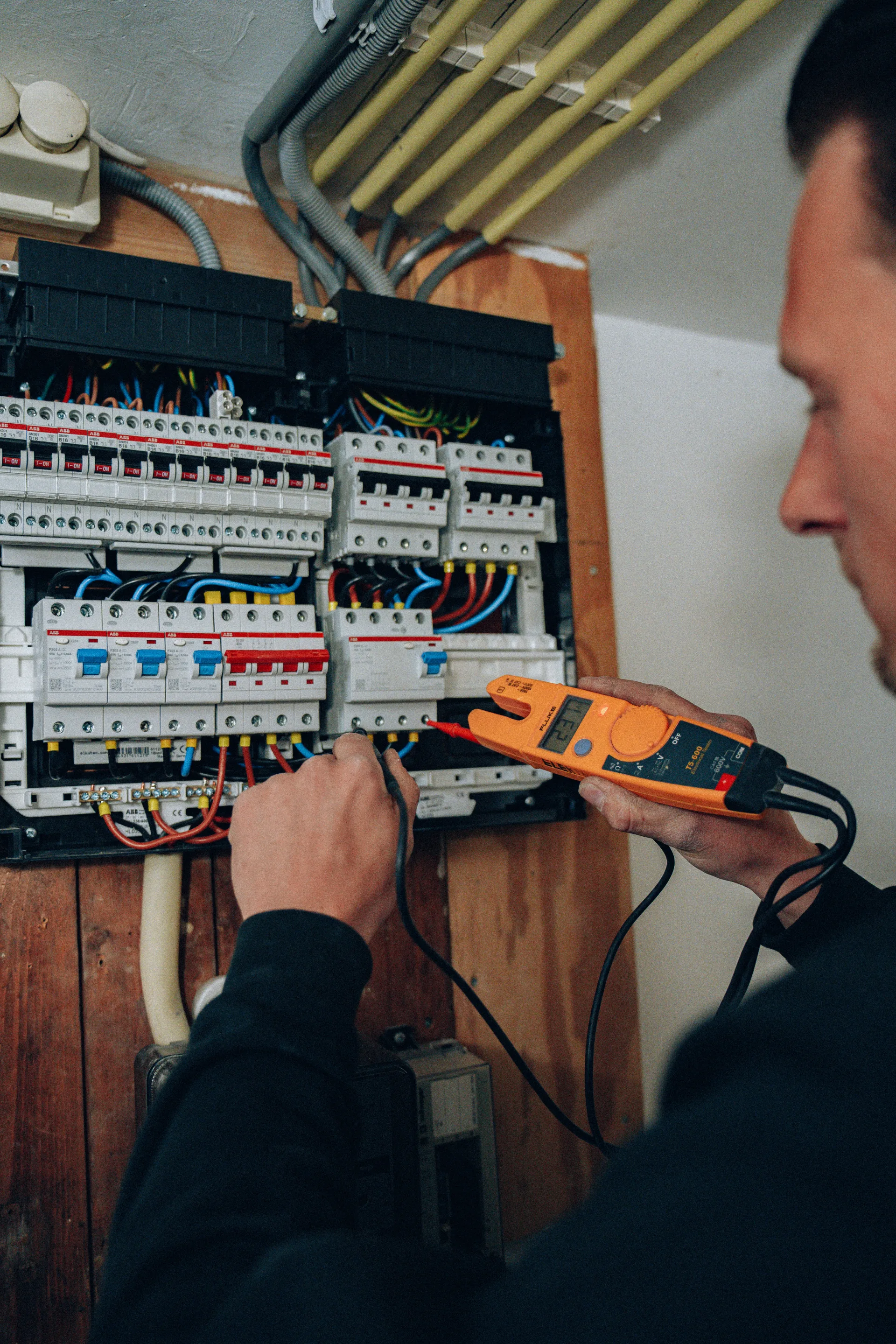 Close-up meting aan groepenkast met Fluke meter