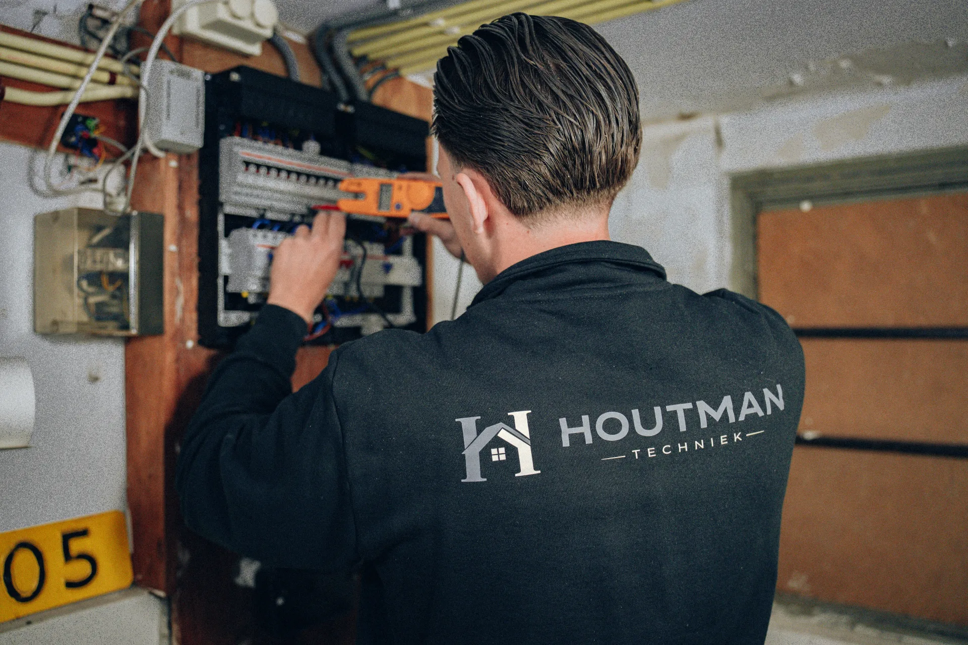 Monteur van Houtman Techniek werkt aan een nieuwe ABB-groepenkast