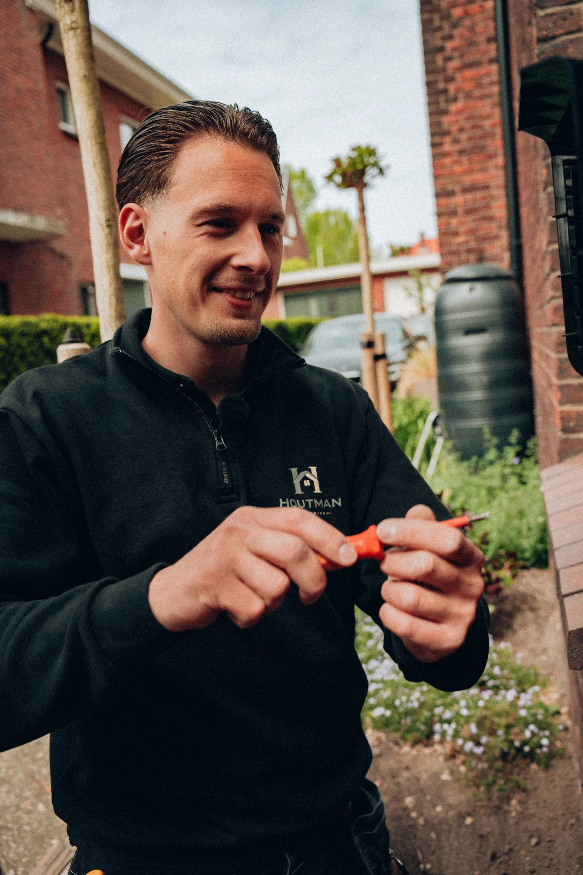 Lachende Houtman Techniek monteur bij woning