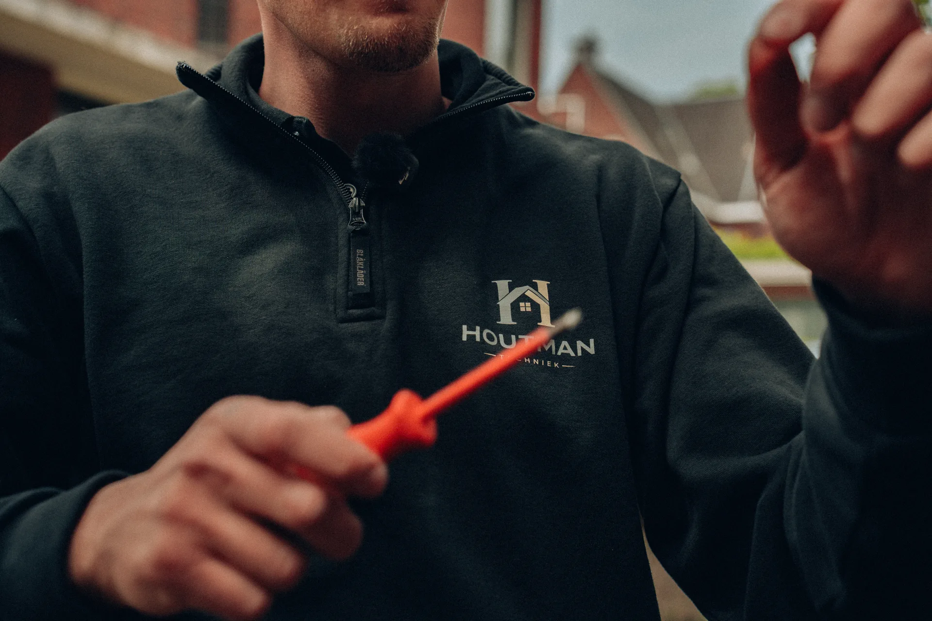 Houtman Techniek monteur aan het werk