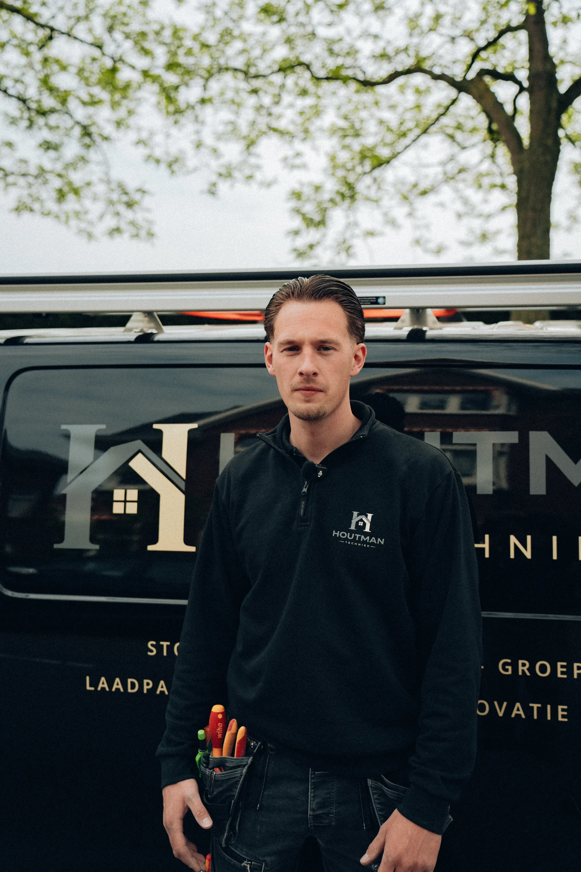 Portret Houtman Techniek monteur voor werkbus