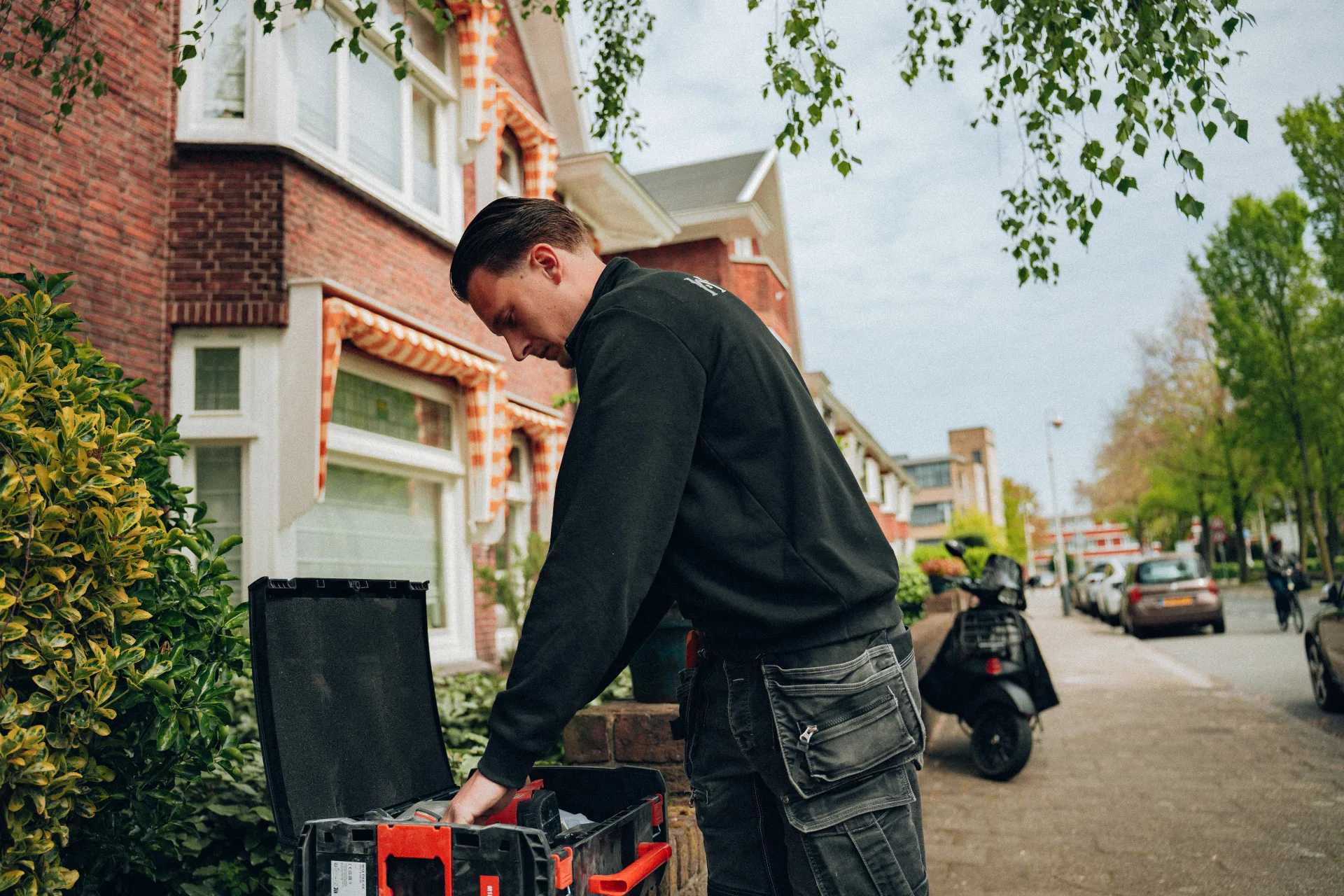 Monteur pakt gereedschap uit gereedschapskist