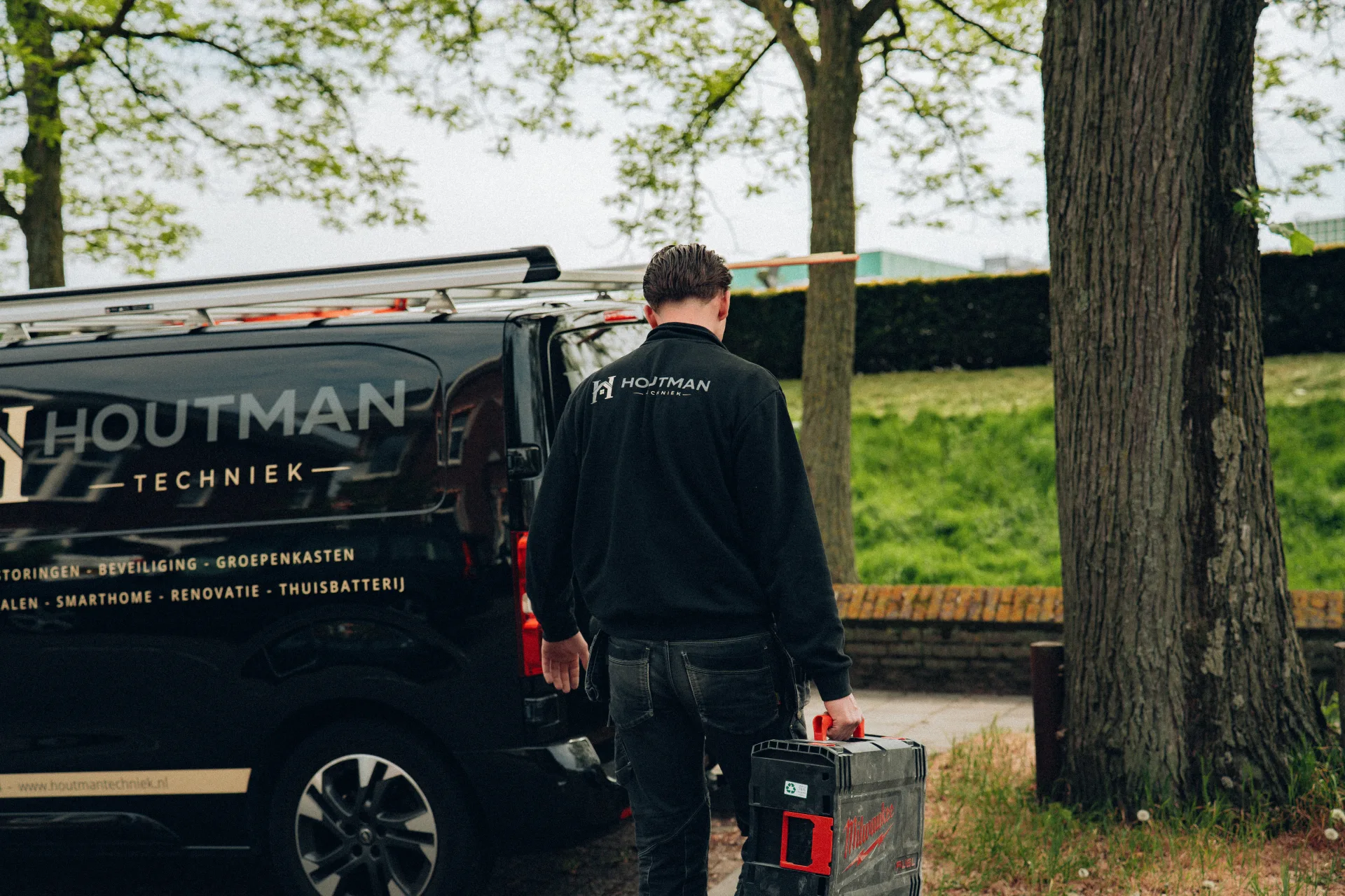 Houtman Techniek monteur bij installatie