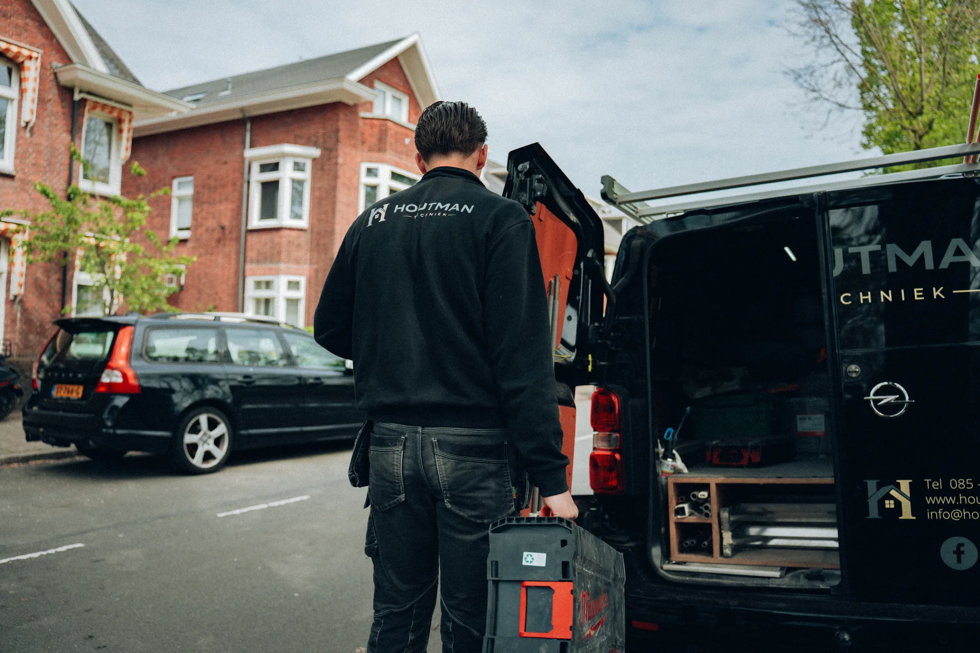 Monteur haalt gereedschap uit Houtman Techniek werkbus