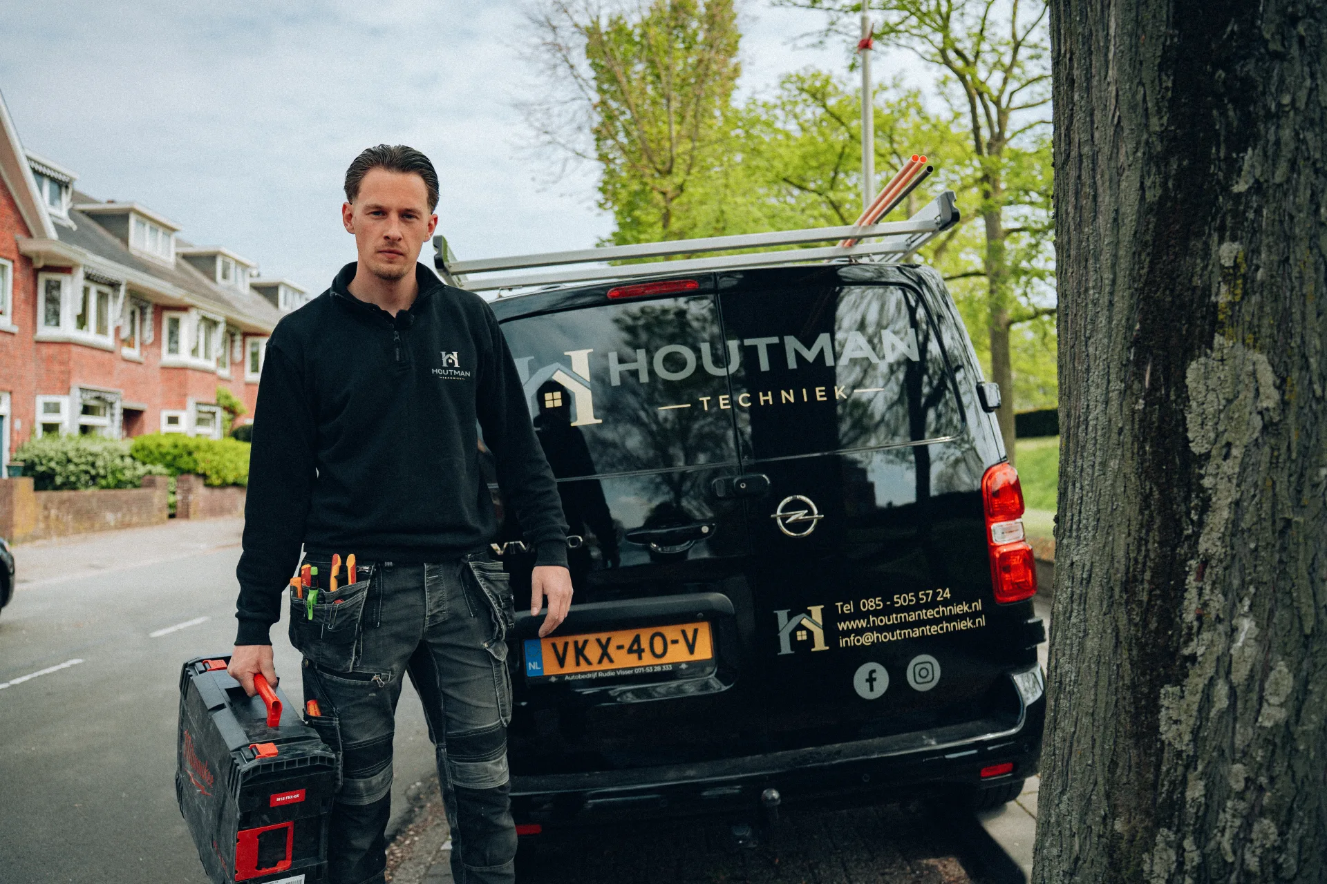 Houtman Techniek monteur met gereedschapskoffer bij werkbus