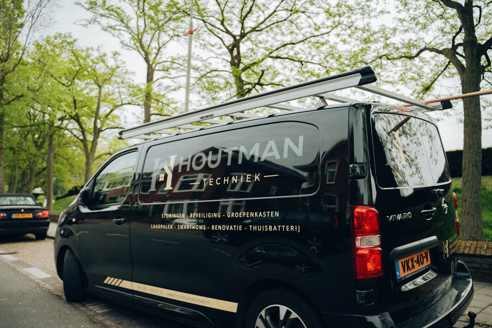 Houtman Techniek werkbus geparkeerd in straat